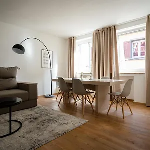 old-town-apartment-2-rooms-baths.topcolognehotels.com/